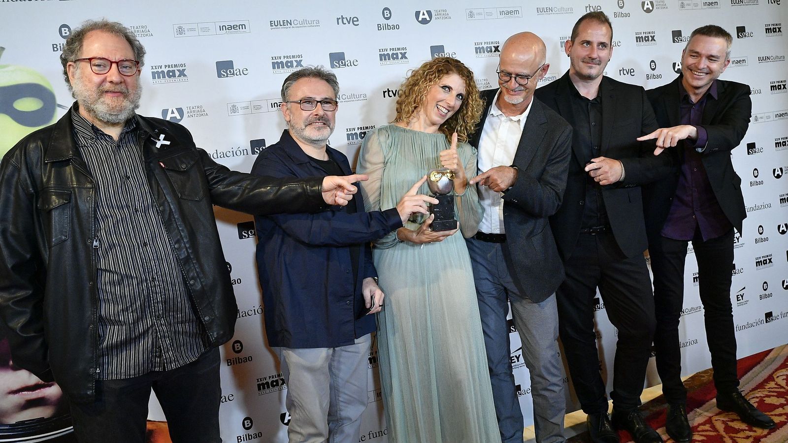 La coreògrafa il·licitana Asun Noales amb l'estatueta de la pometa que