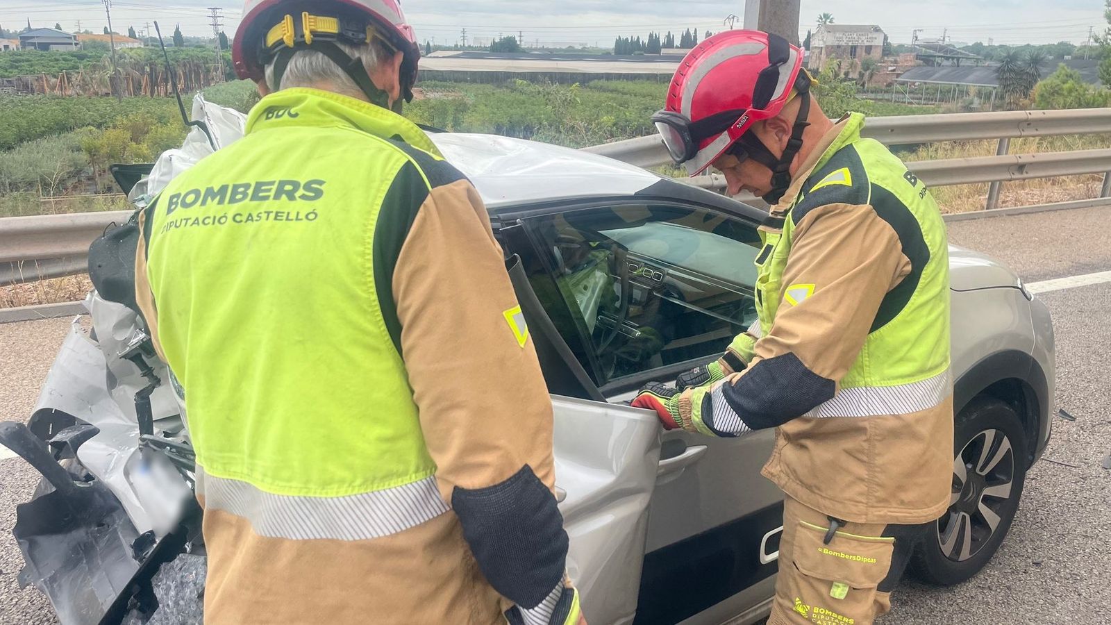 Els bombers amb el cotxe accidentat a Nules