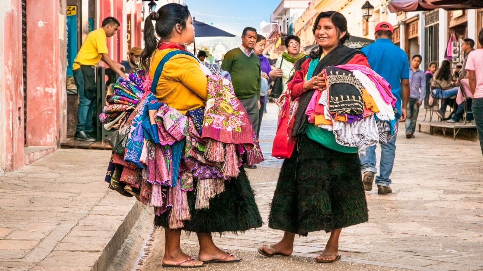 Dues mexicanes d'ascendència maia xarren en un mercat de l'estat de Chiapas