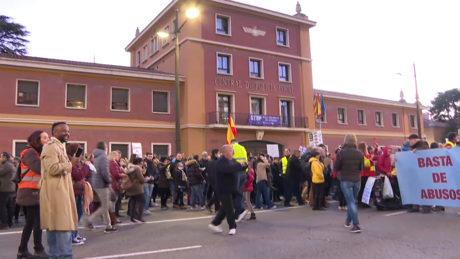 Centenars de manifestants es concentren davant de la central de la Policia Local de València