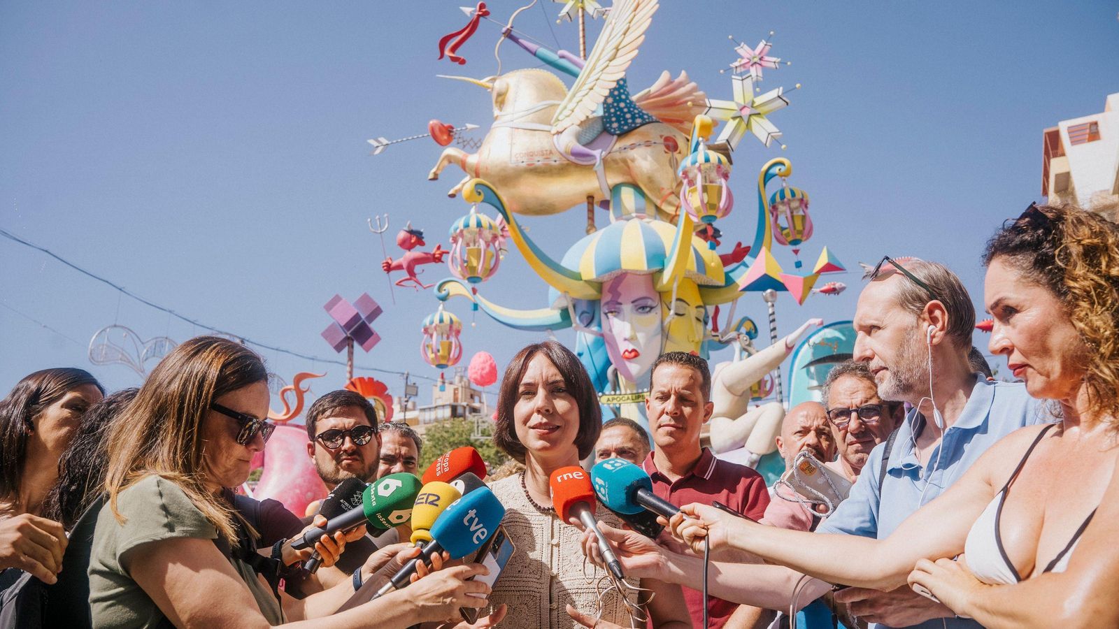 La ministra de Ciència, Diana Morant, en una visita a les Fogueres d'Alacant