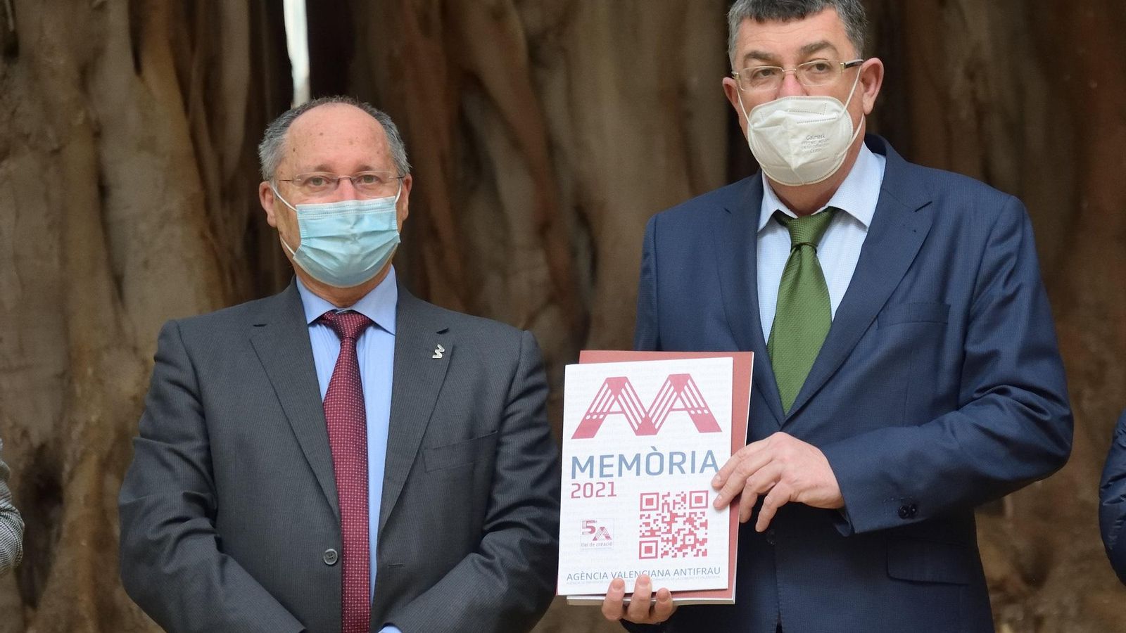 Joan Llinares entrega la memòria de l'Agència Valenciana d'Antifrau al president de les Corts