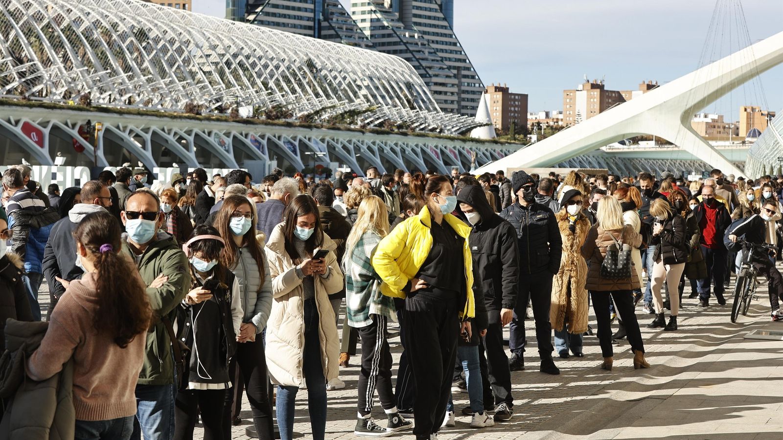 Cues en el punt de vacunació de la Ciutat de les Arts i les Ciències de València, el passat dissabte