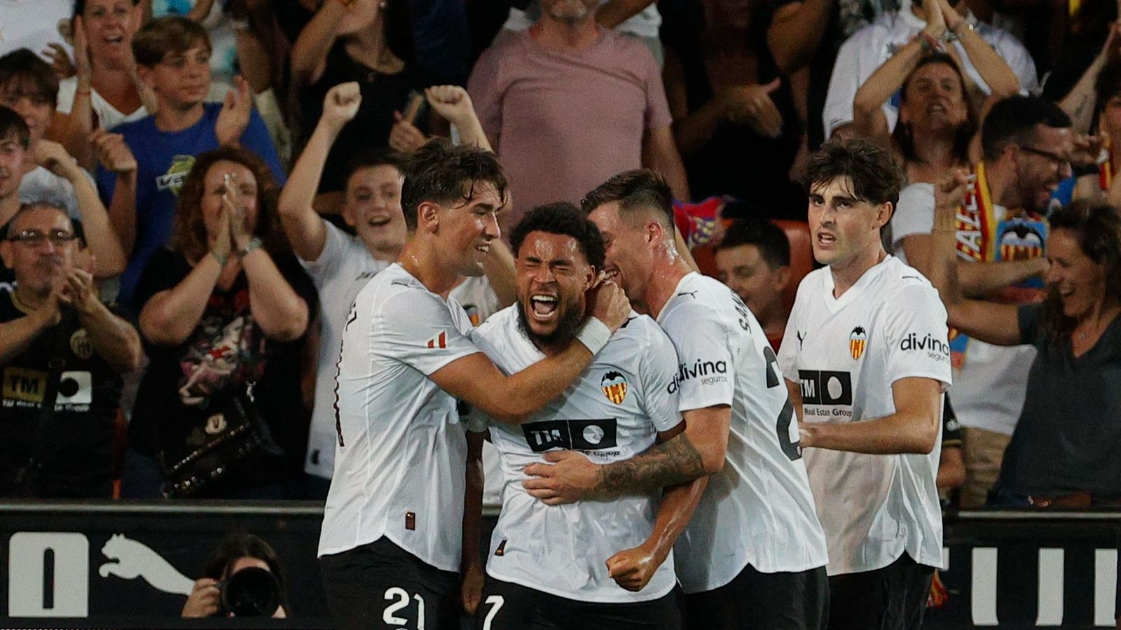 Danjuma celebra el gol amb els companys