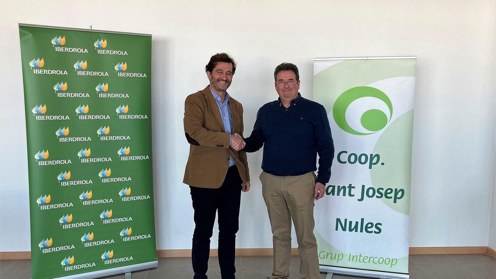 Julián Moliner, responsable de Vendes i Pimes d'Iberdrola, i Ramón Arenós, president de la Cooperativa Agrícola Sant Josep Nules