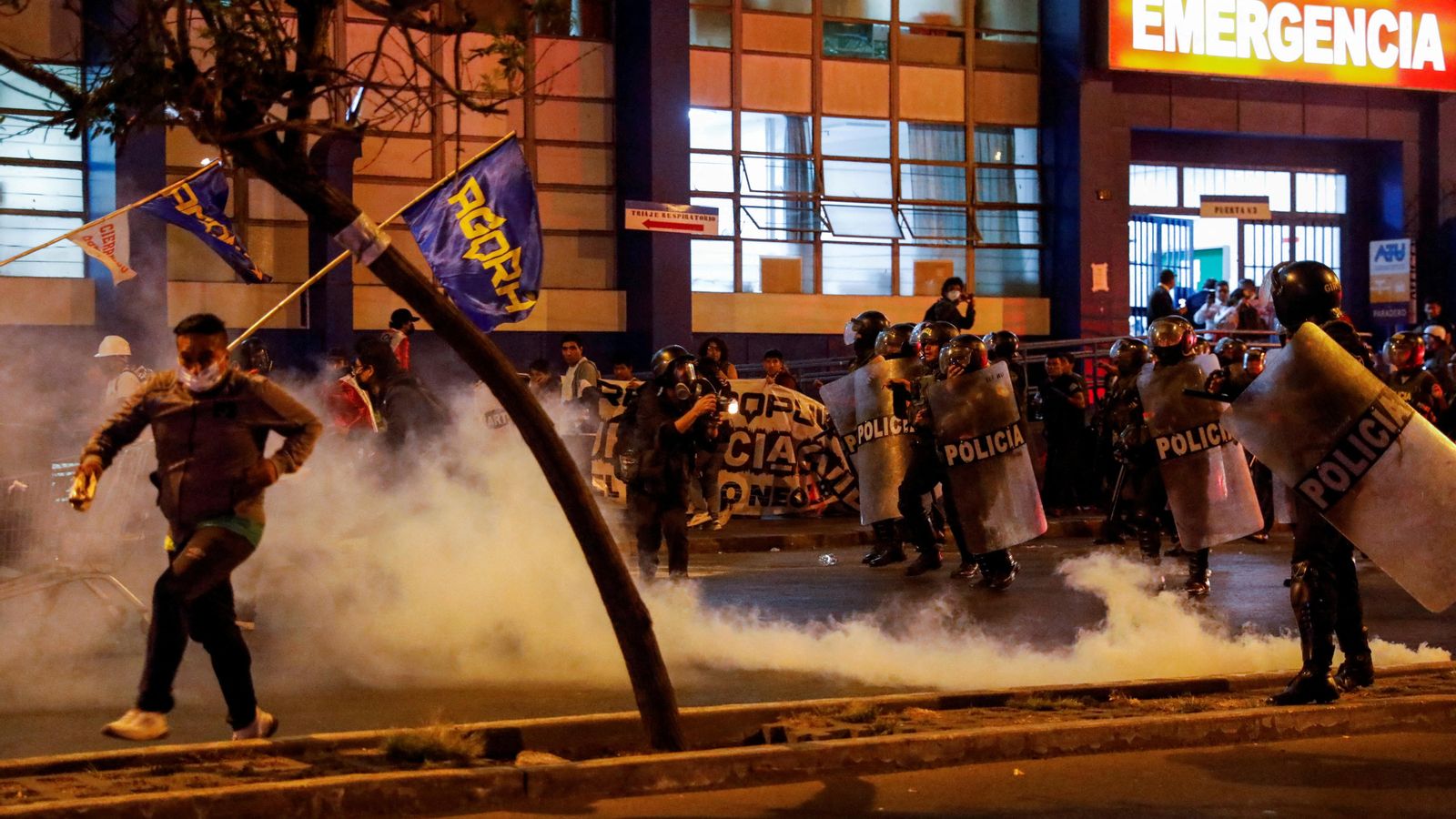 Enfrontament entre manifestants i policia a Lima, Perú