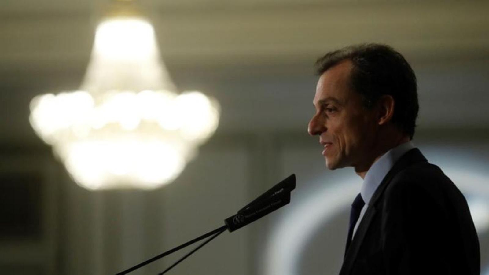 El ministre de Ciència, Innovació i Universitats, Pedro Duque, durant la seua intervenció en el desdejuni informatiu de Fòrum Europa