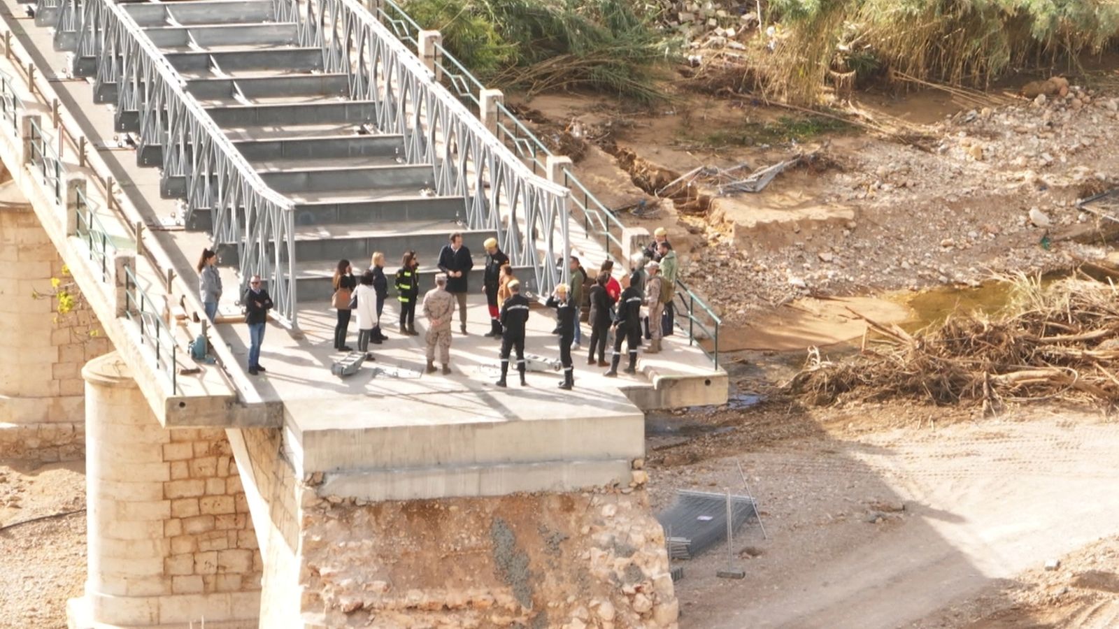 Imatges aèries del nou pont de Xest i visita de la ministra de Defensa, Margarita Robles