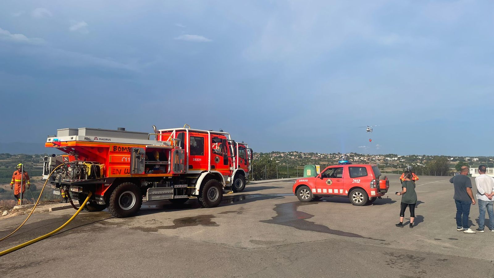 Mitjans aeris i terrestres dels bombers treballen en l'extinció d'un incendi forestal a Riba-roja