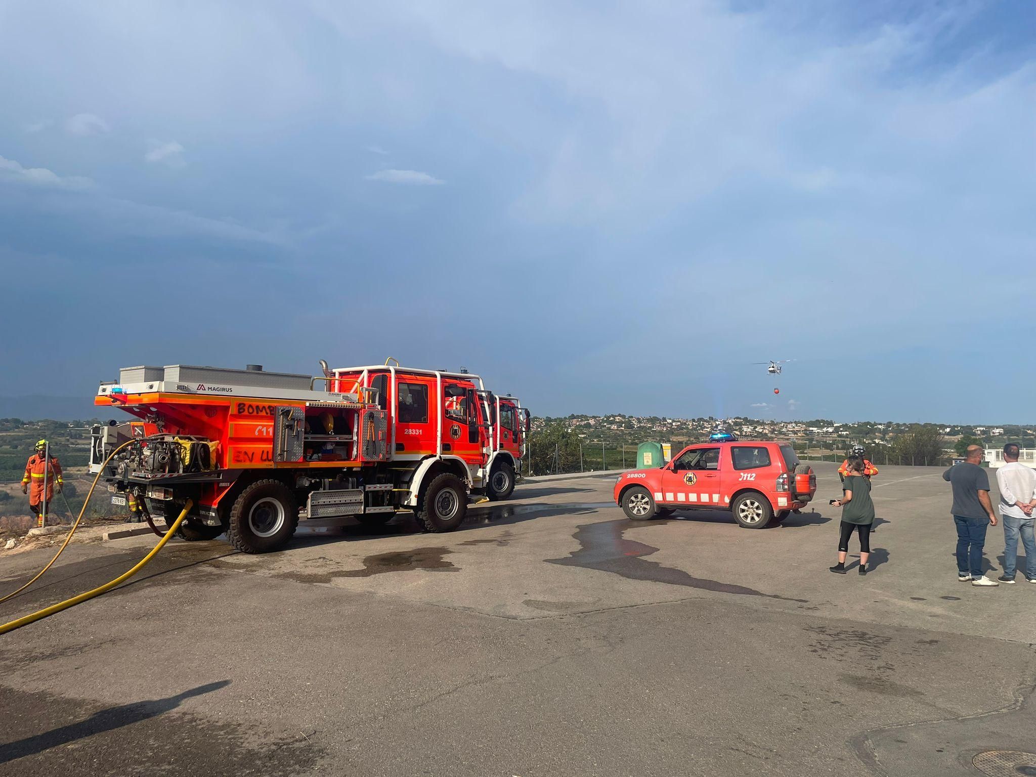 Mitjans aeris i terrestres dels bombers treballen en l'extinció d'un incendi forestal a Riba-roja