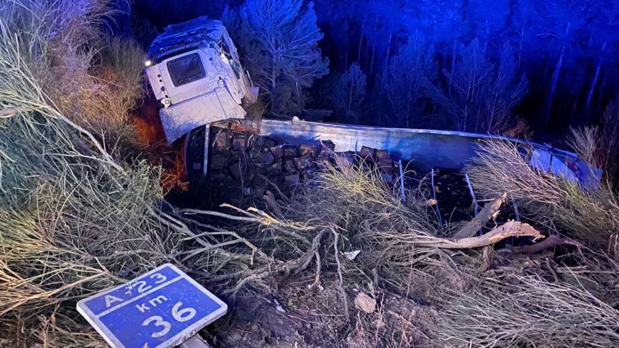 Estat en què ha quedat el camió on anaven els dos ocupants ferits Estat en què ha quedat el camió on anaven els dos ocupants ferits