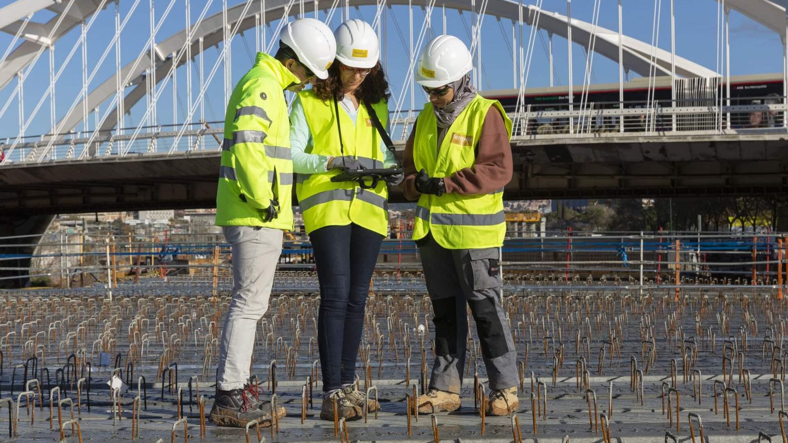 Treballadors de Ferrovial en una obra