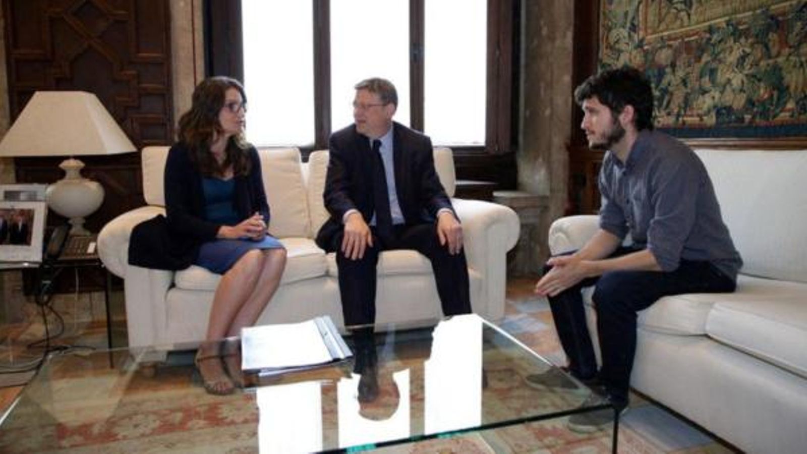 El president de la Generalitat, Ximo Puig, la vicepresidenta i consellera d'Igualtat i Polítiques Inclusives, Mónica Oltra, i el síndic de Podem a les Corts, Antonio Estañ, en una imatge d'arxiu.