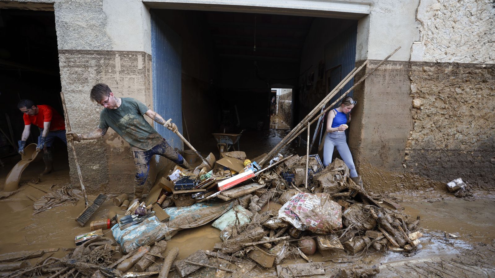 Veïnat afectat per les tempestes trau fang de les seues vivendes