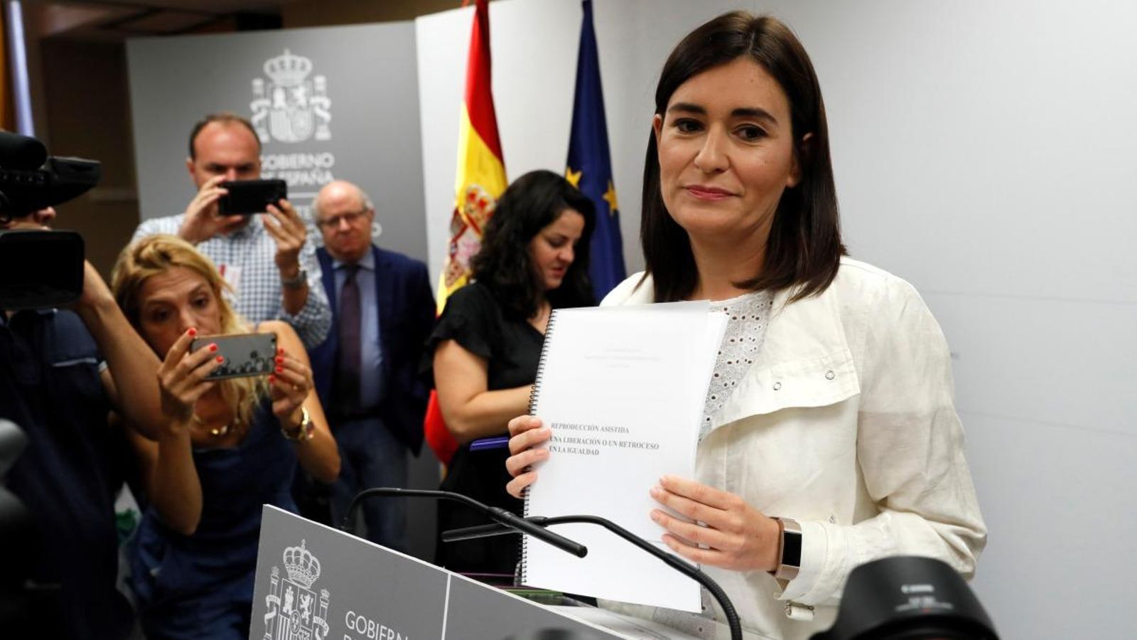 La ministra de Sanitat, Consum i Benestar Social, Carmen Montón, mostra el seu treball de fi de màster