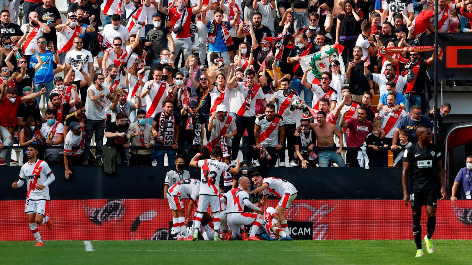 Els jugadors del Rayo celebren el segon gol davant l'afició