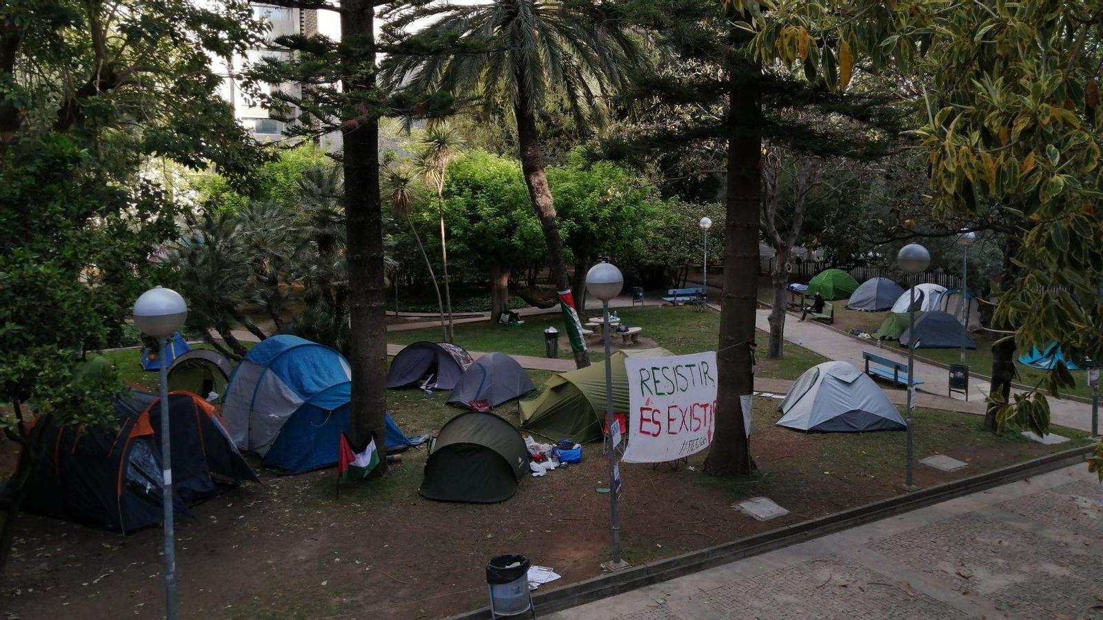Acampada a la Facultat de Filosofia en suport a Palestina