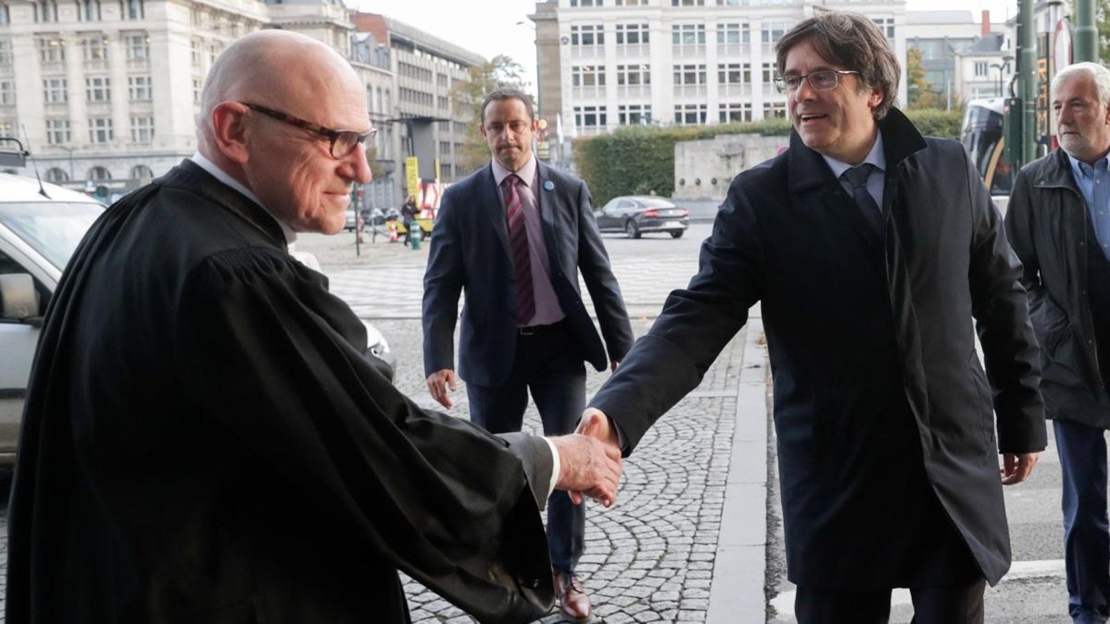 L'expresident de Catalunya Carles Puigdemont saluda el seu advocat a l'arribada a un jutjat de Brussel·les
