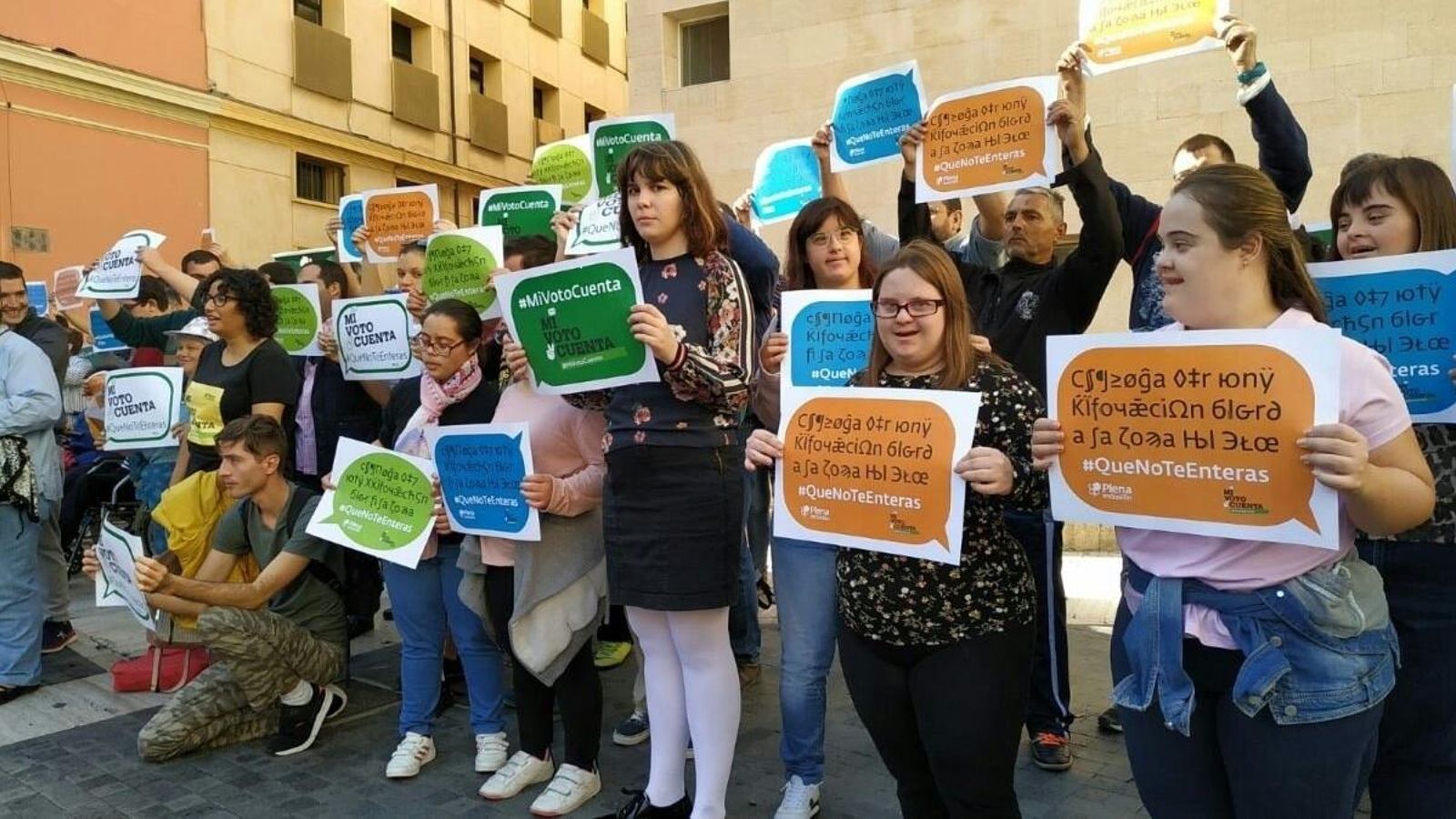 En les concentracions duen pancartes amb textos il·legibles i lligen manifestos "incomprensibles" per a visibilitzar la seua demanda