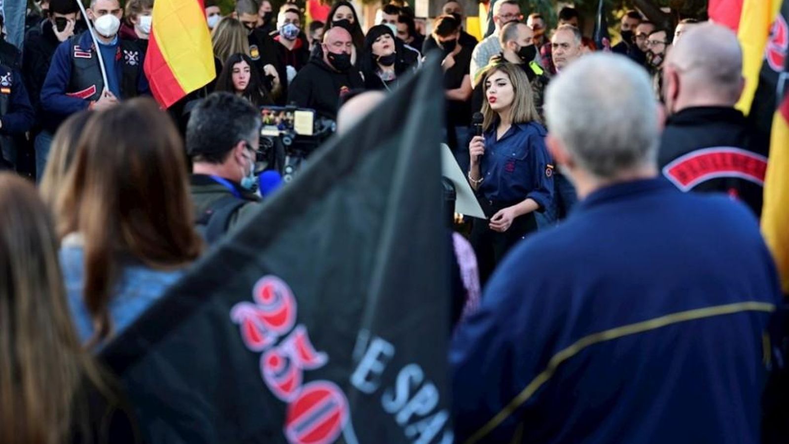 Participants en la concentració convocada per Bastió Frontal envolten la líder feixista Isabel Peralta (amb camisa blava) Partocipants en la concentració convocada per Bastión Frontal envolten la líder feixista Isabel Peralta (amb camisa blava)