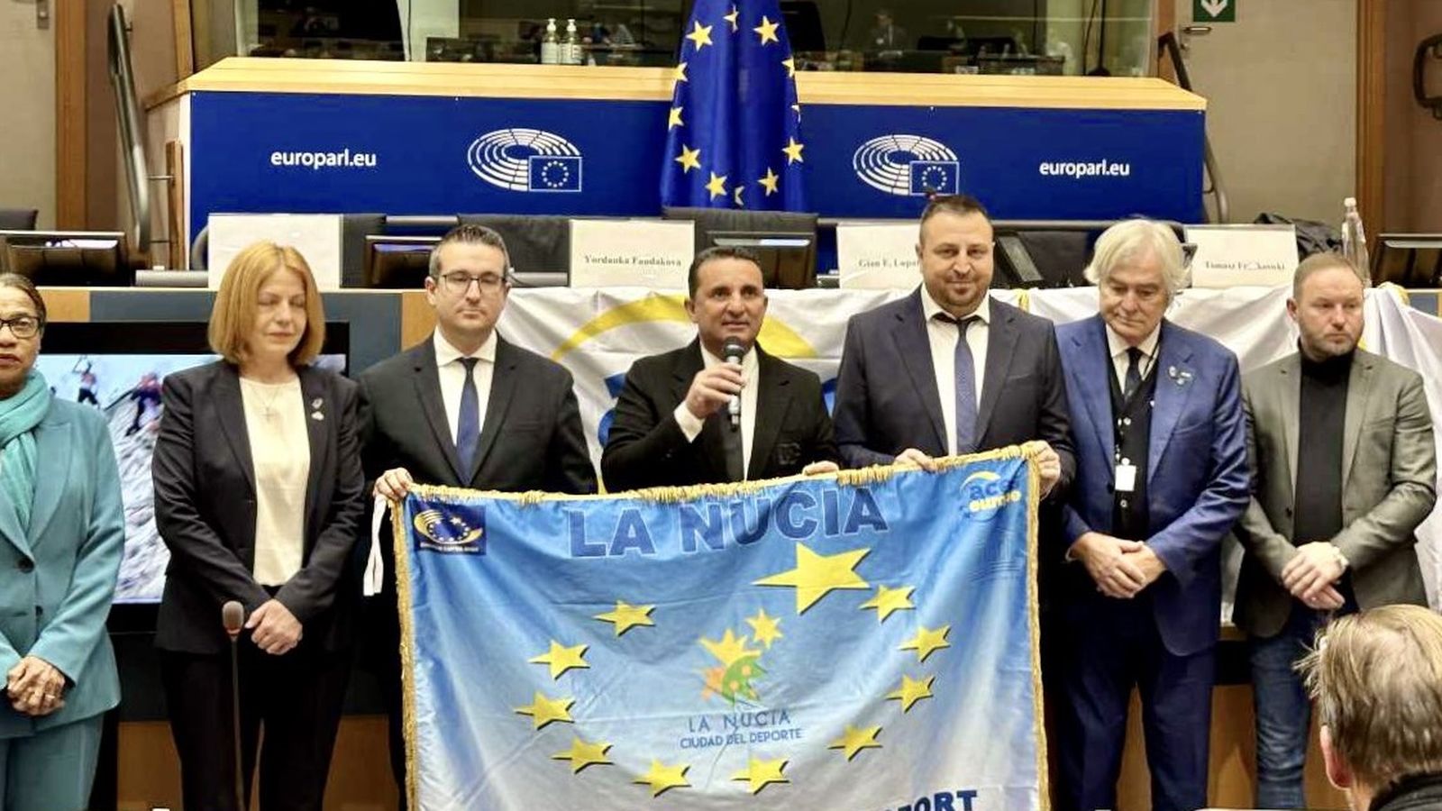 Bernabé Cano, com va succeir en 2013, ha recollit la bandera acreditativa que distingeix a La Nucia com a Ciutat Europea de l'Esport i que presidirà la Ciutat Esportiva Camilo Cano de mans de Gian Francesco Lupattelli, president de ACES Europe
