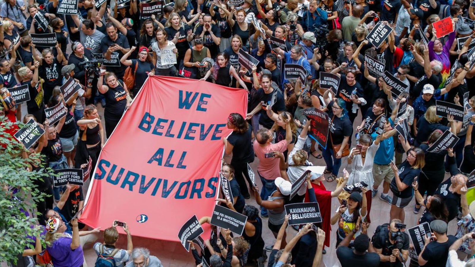 Manifestants contra la confirmació de Brett Kavanaugh al Suprem es manifestan al Senat dels Estats Units