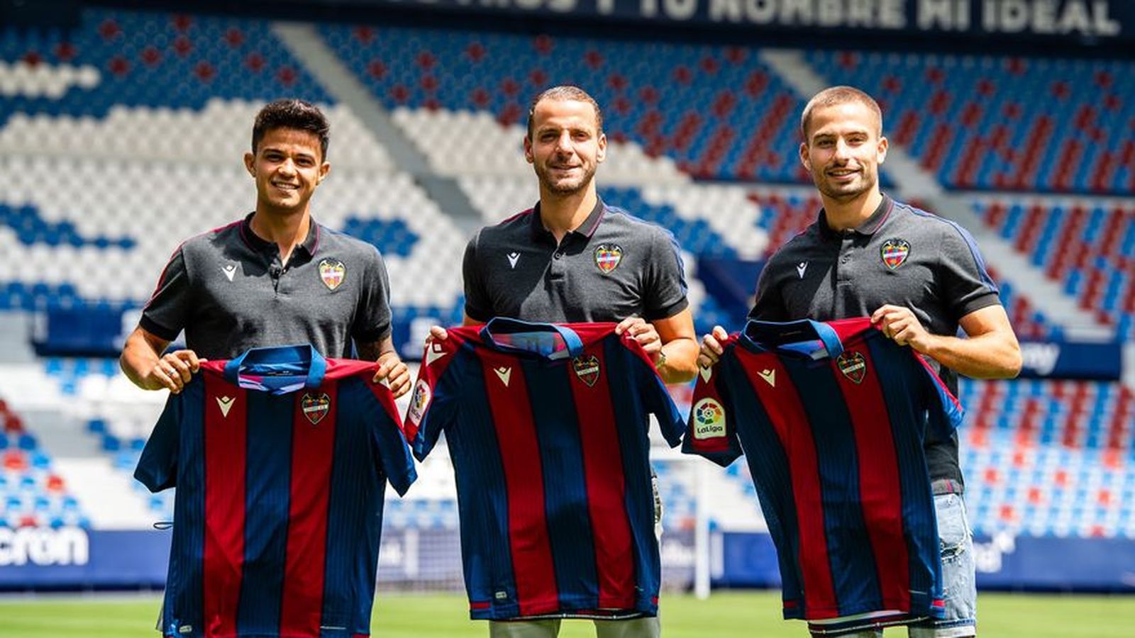 Soldado, Brugué i Franquesa posen amb la samarreta del Llevant