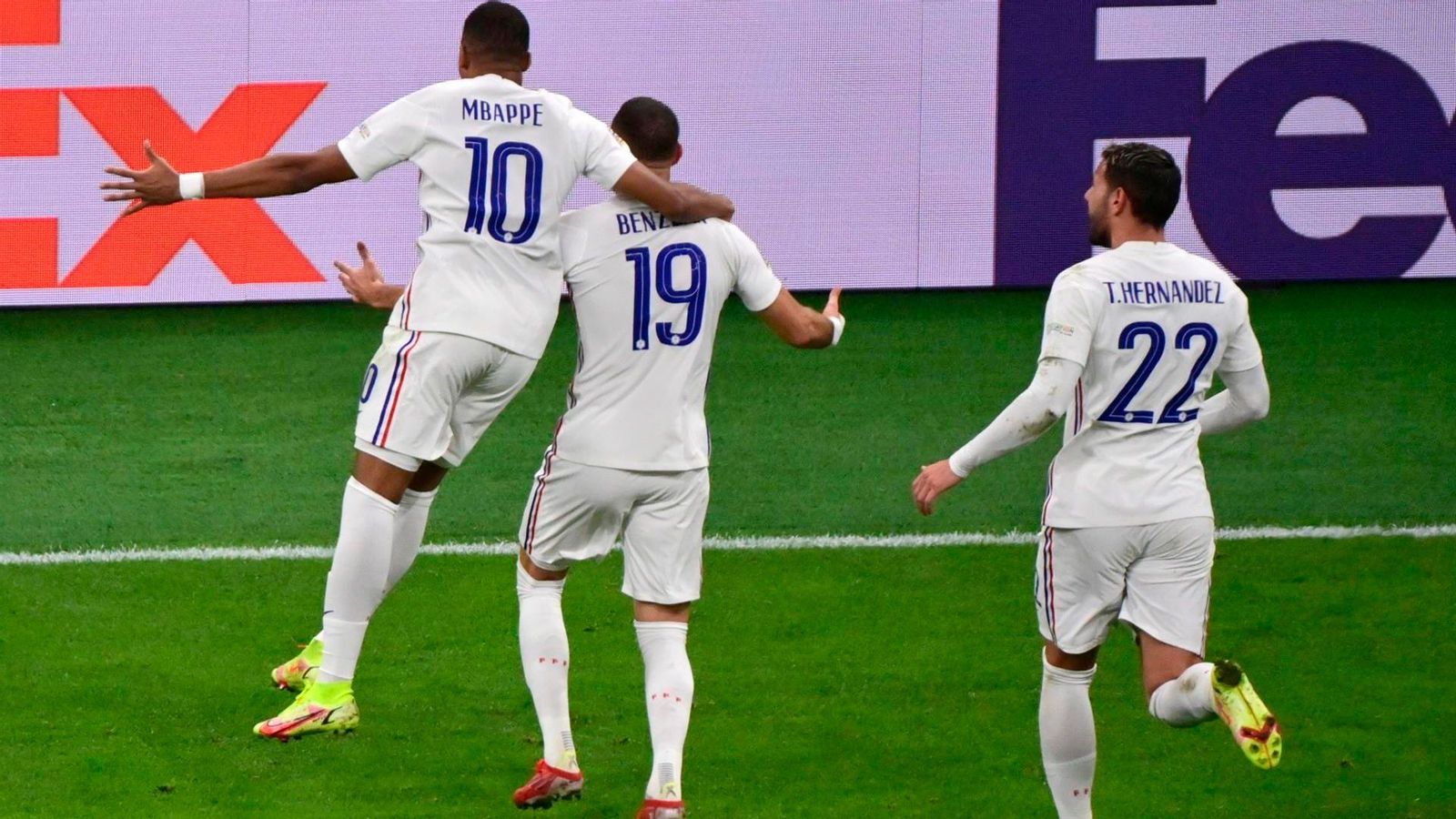 Mbappé i Benzema celebren un dels gols