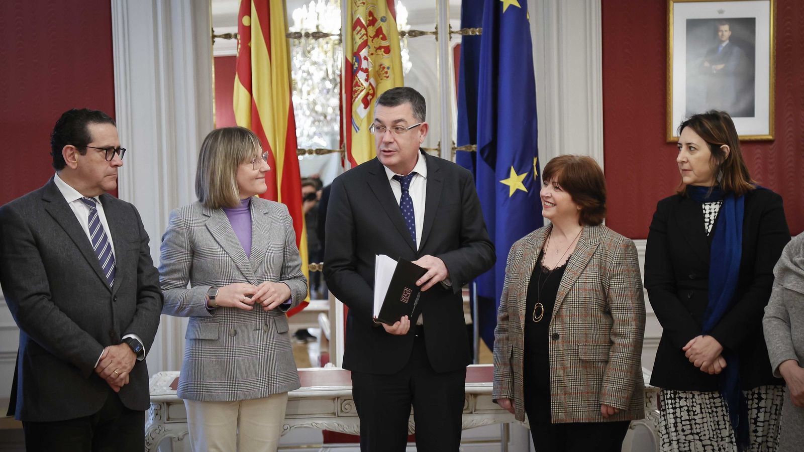 La presidenta de l'AVL, Verónica Cantó, visita Les Corts per a presentar la memòria anual 2021 de la institució