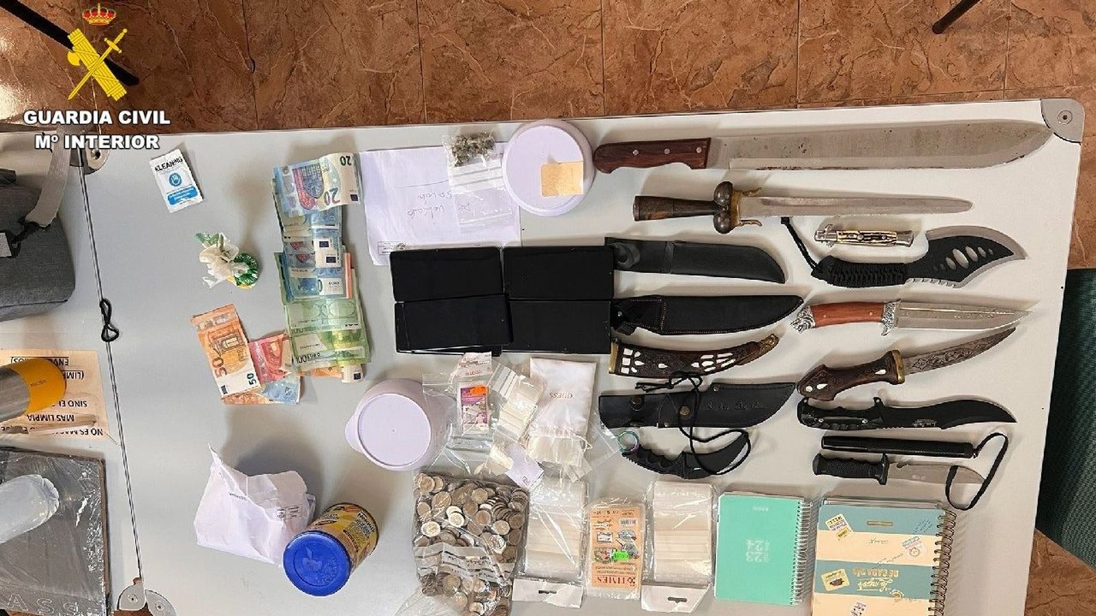 Armes, diners i drogues intervingudes per la Guàrdia Civil