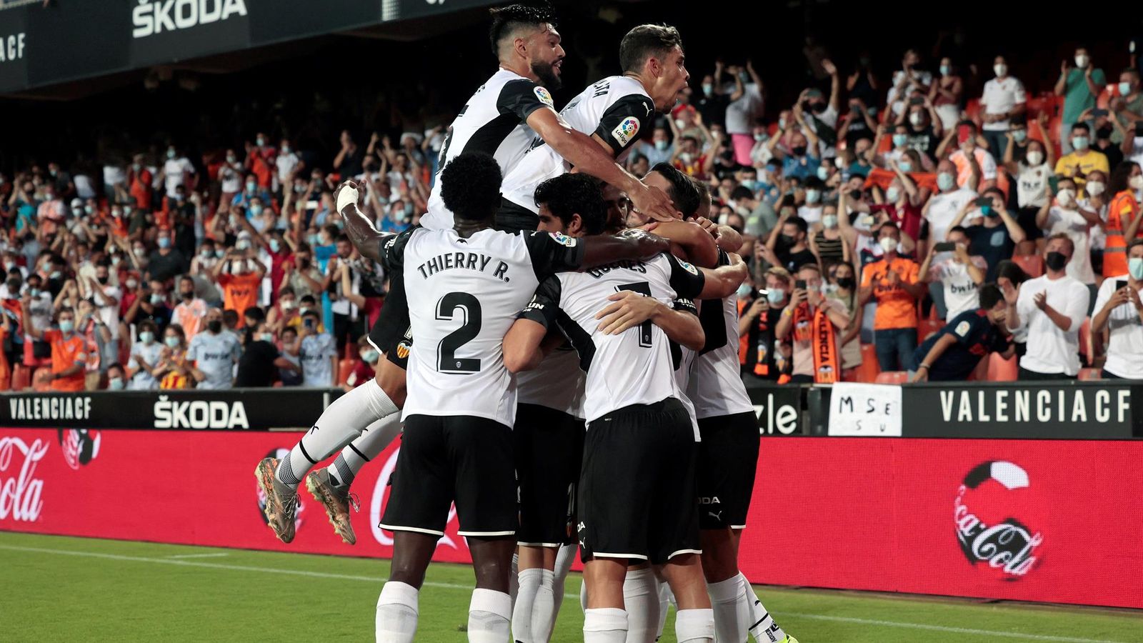 Els jugadors del València celebren el gol de Soler davant l'afició