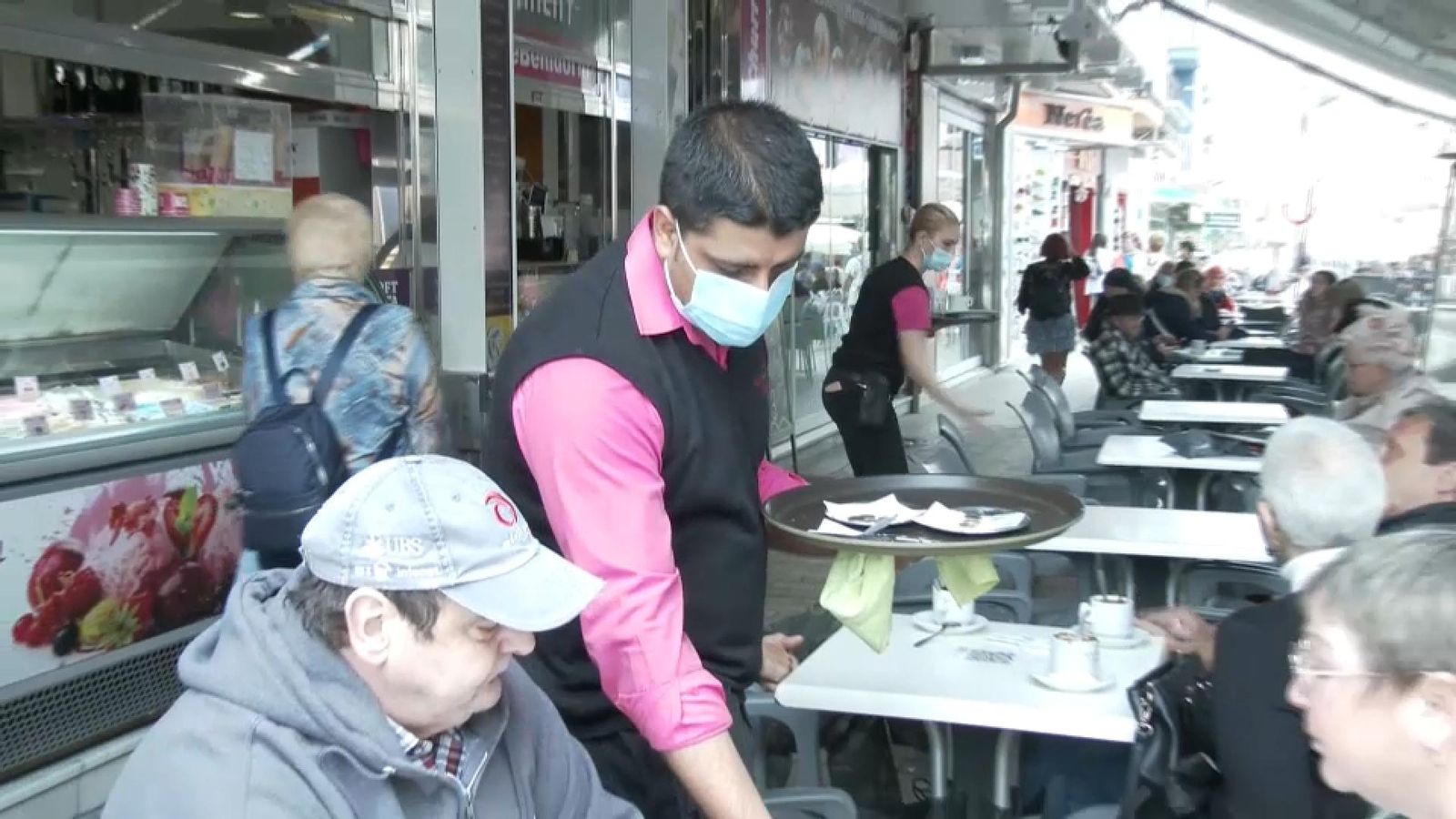 Diversos cambrers atenen la terrassa d'un negoci hostaler