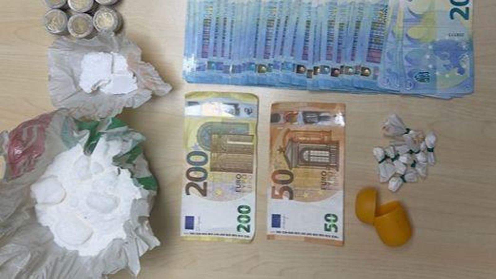 Droga i diners trobats pels agents al bar