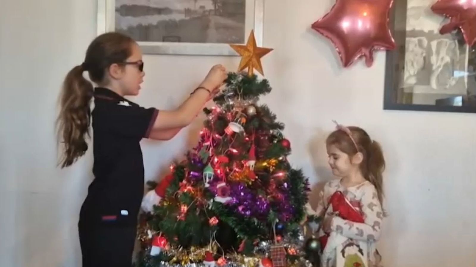 Decorar l'arbre de Nadal