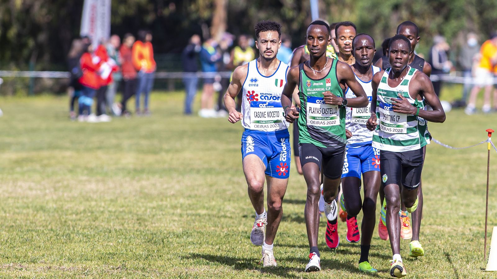 Corredors participen en un campionat de cross