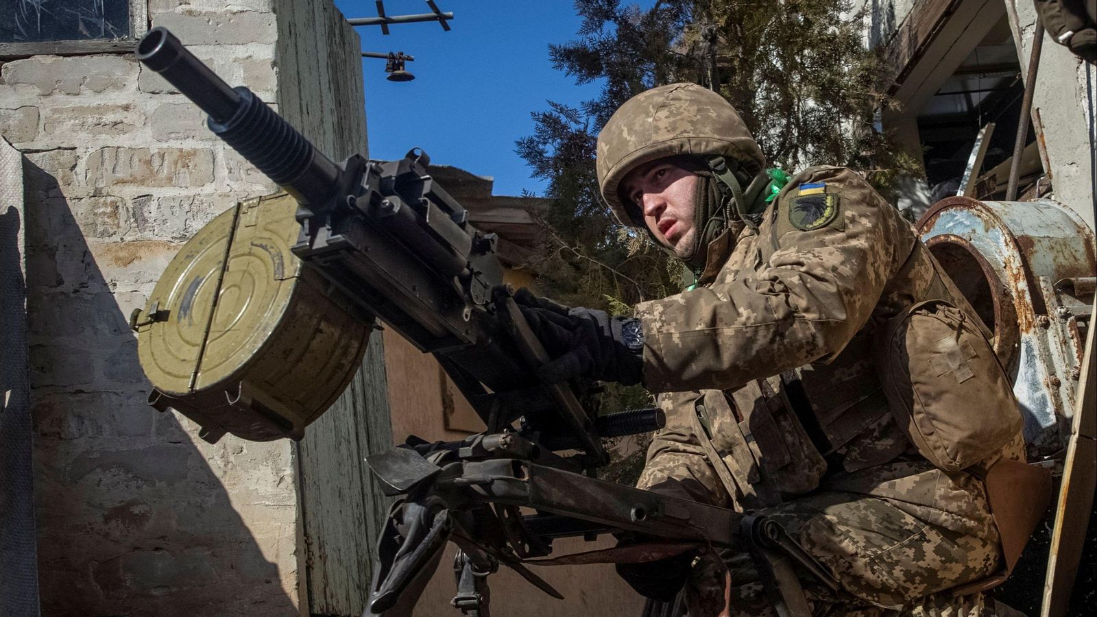 Un militar ucraïnés dispara un llançagranades automàtic en Bakhmut Un militar ucraïnés dispara un llançagranades automàtic en Bakhmut