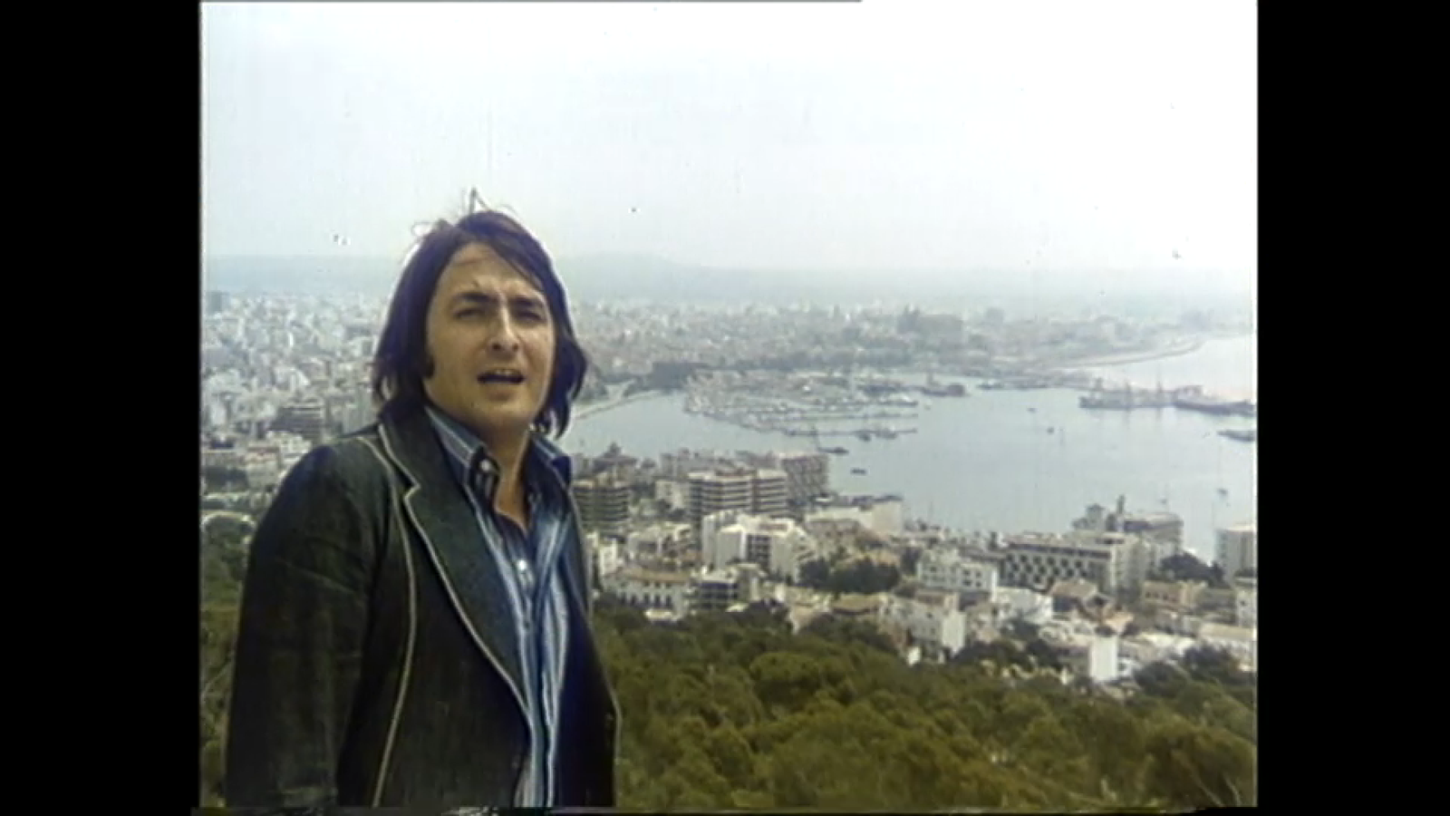 El seu primer vídeo a color va ser el de la cançó 'Un beso y una flor'