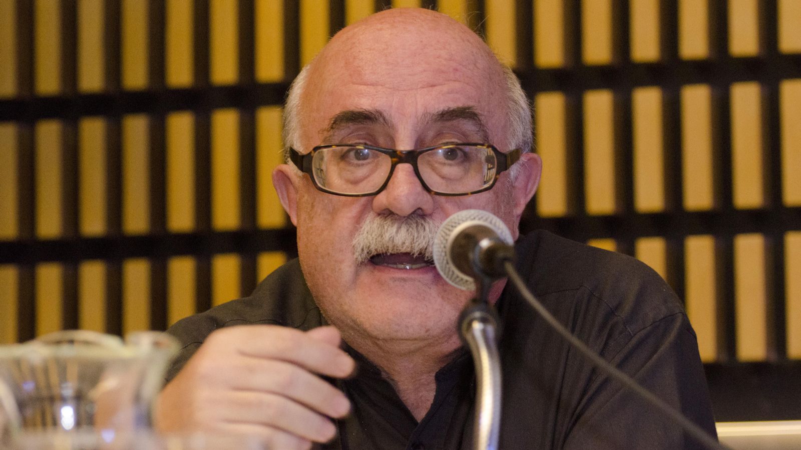 Guillermo Heras durant una intervenció en una taula en el Mercat d'Indústries Culturals Argentnes (MICA) en 2005