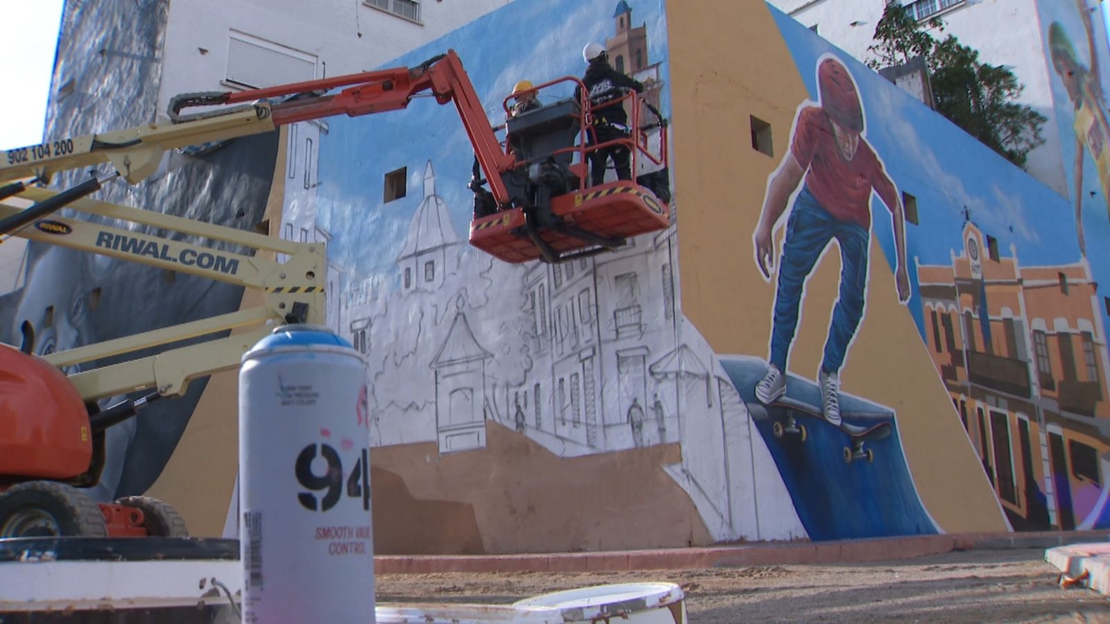 Els artistes urbans Nacho Mawe i Xemayo han fet servir 350 pots d'esprai i 100 litres de pintura plàstica