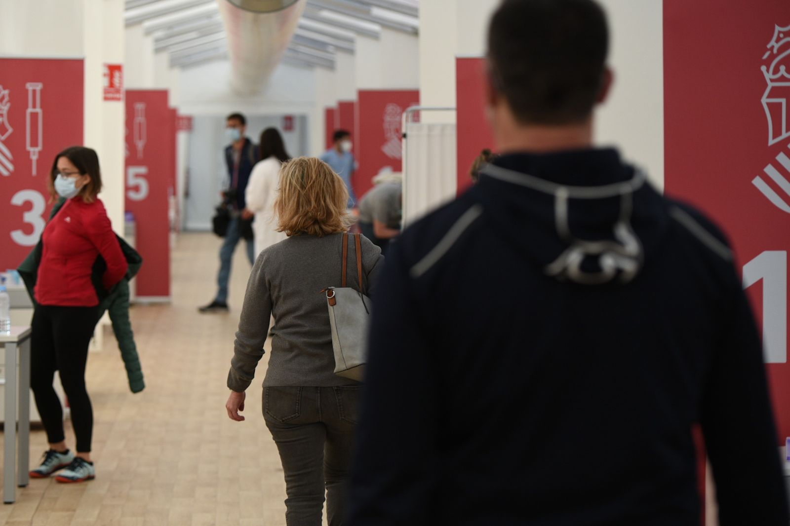Diversos pacients accedeixen a l'hospital de campanya de la Fe de València durant la campanya de vacunació