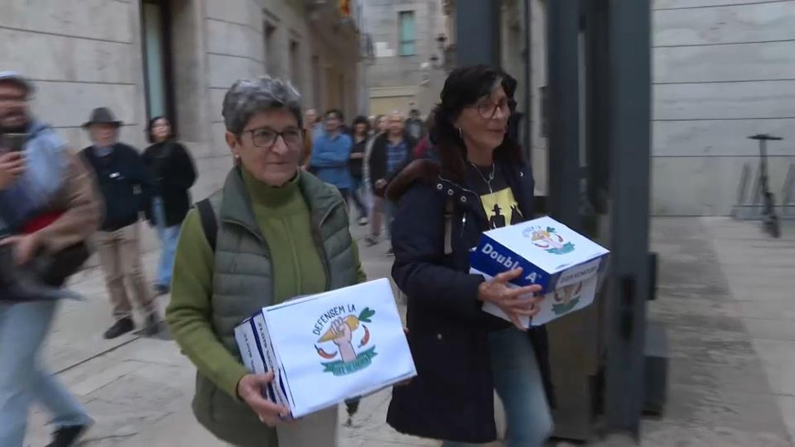 Una vintena de persones han acompanyat l'entrega de firmes Una vintena de persones han acompanyat l'entrega de firmes