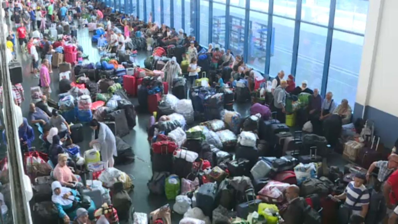 Els passatgers esperen al port d'Alacant el vaixell que parteix cap a Orà.