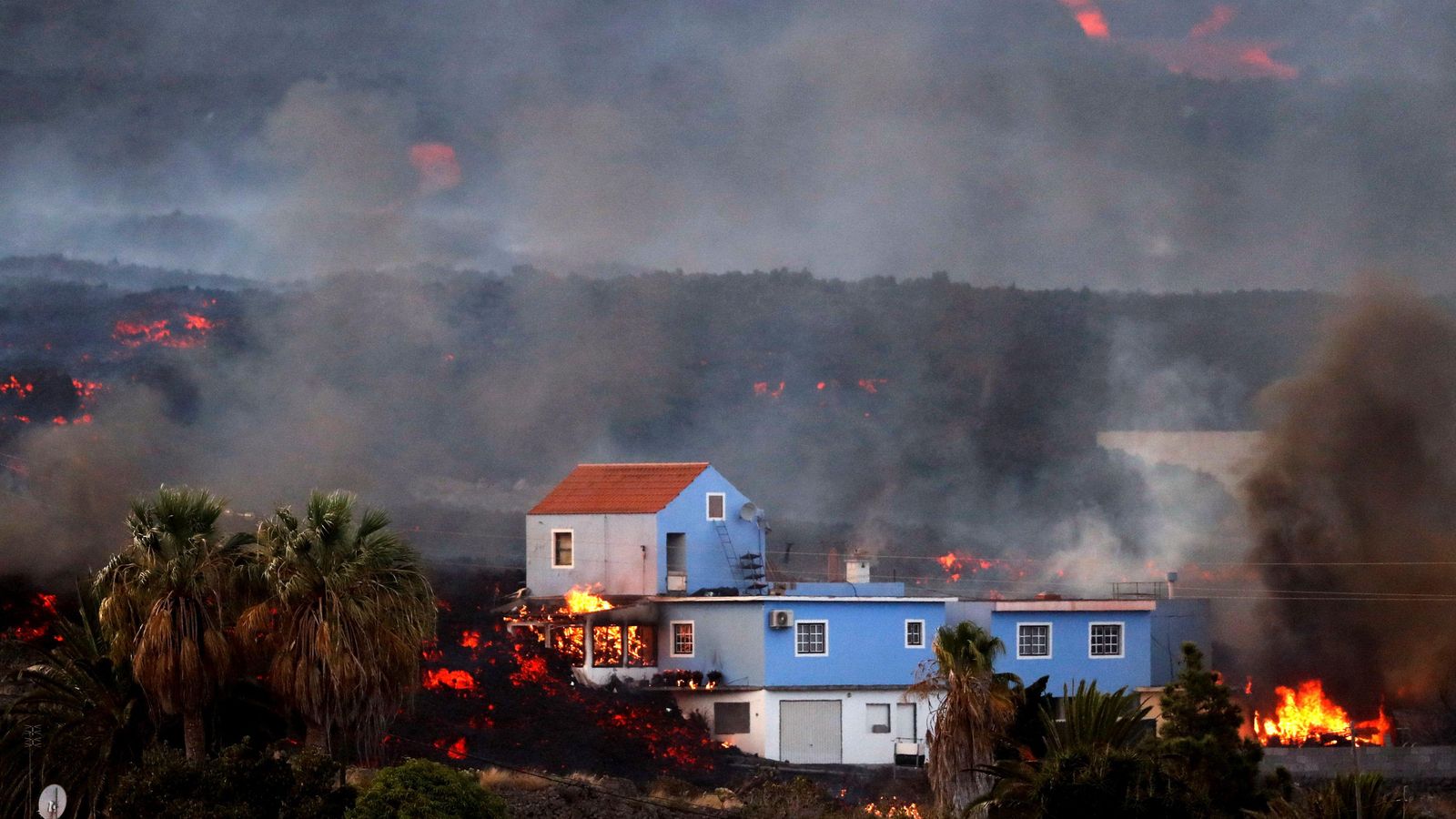 La lava crema una casa a l'illa canària de la Palma