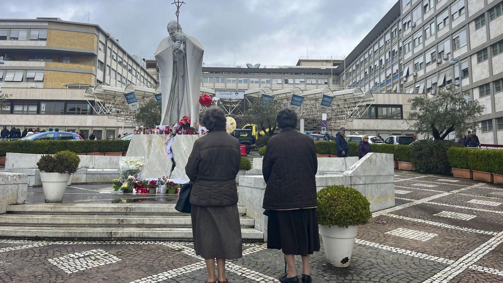 Fidels i religiosos es reuneixen cada dia enfront del Gemelli per a resar per la salut del papa