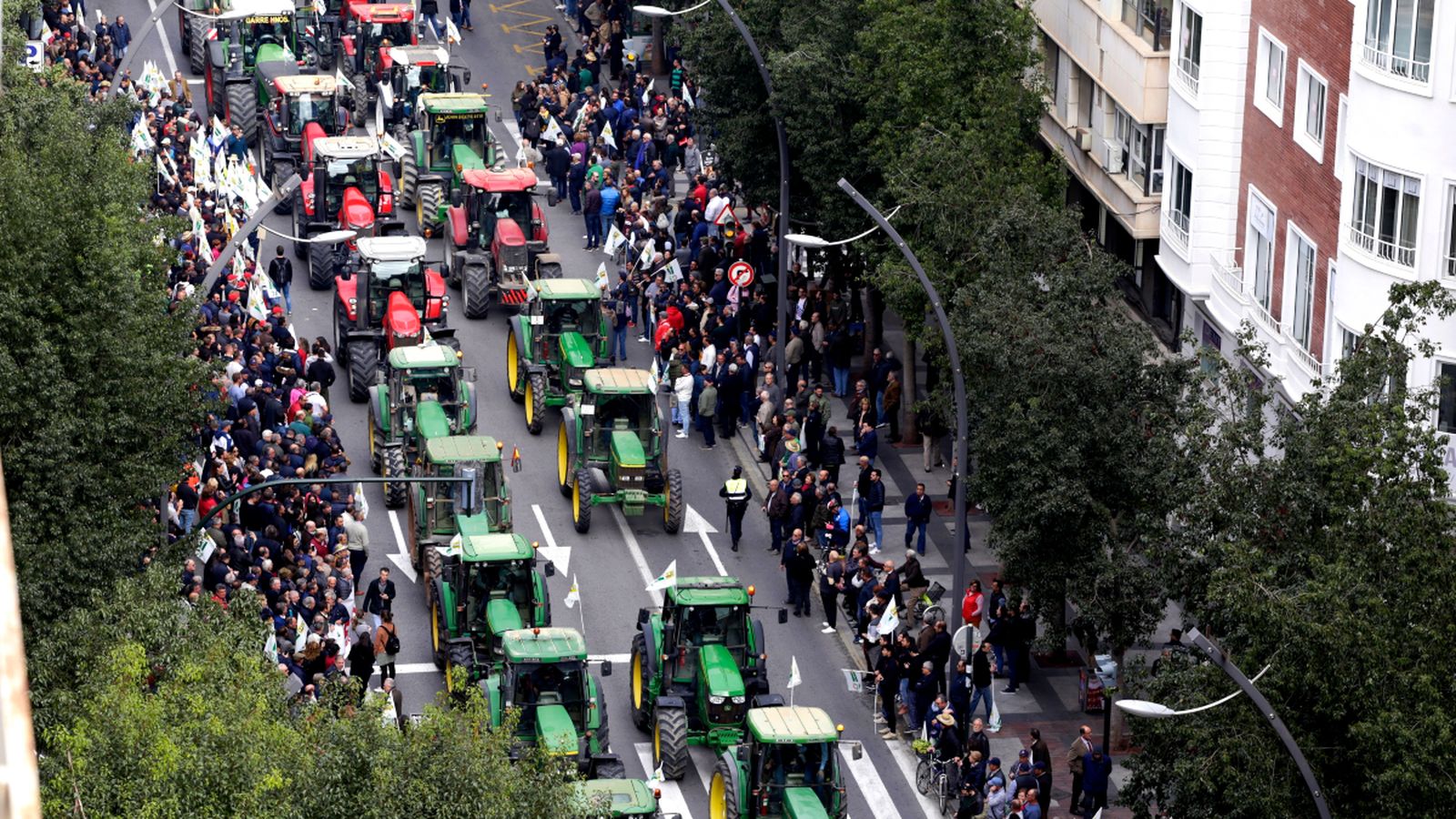Desenes de tractors, ocupen la Gran Via a Múrcia