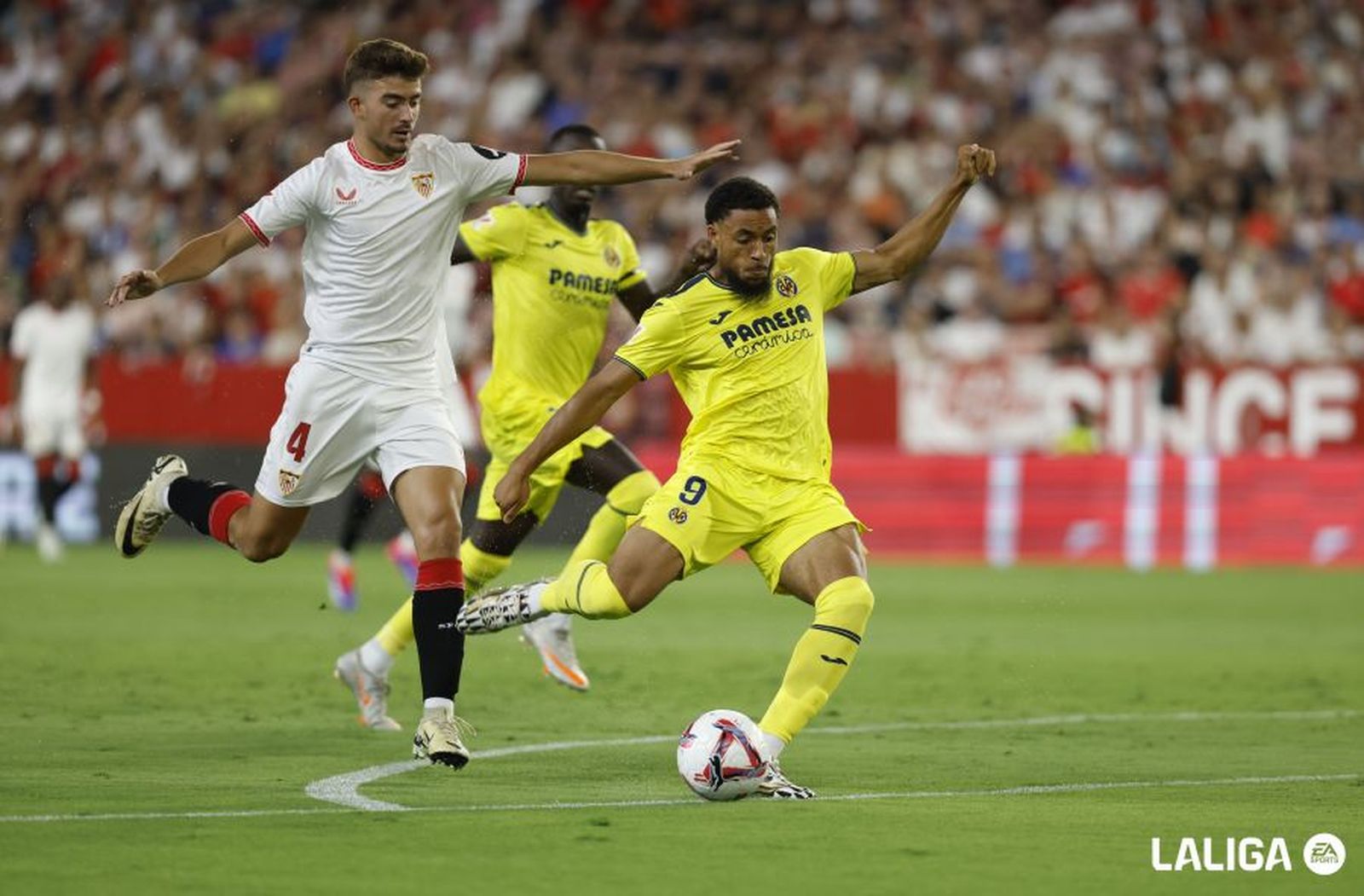 Danjuma fa un xut a porteria