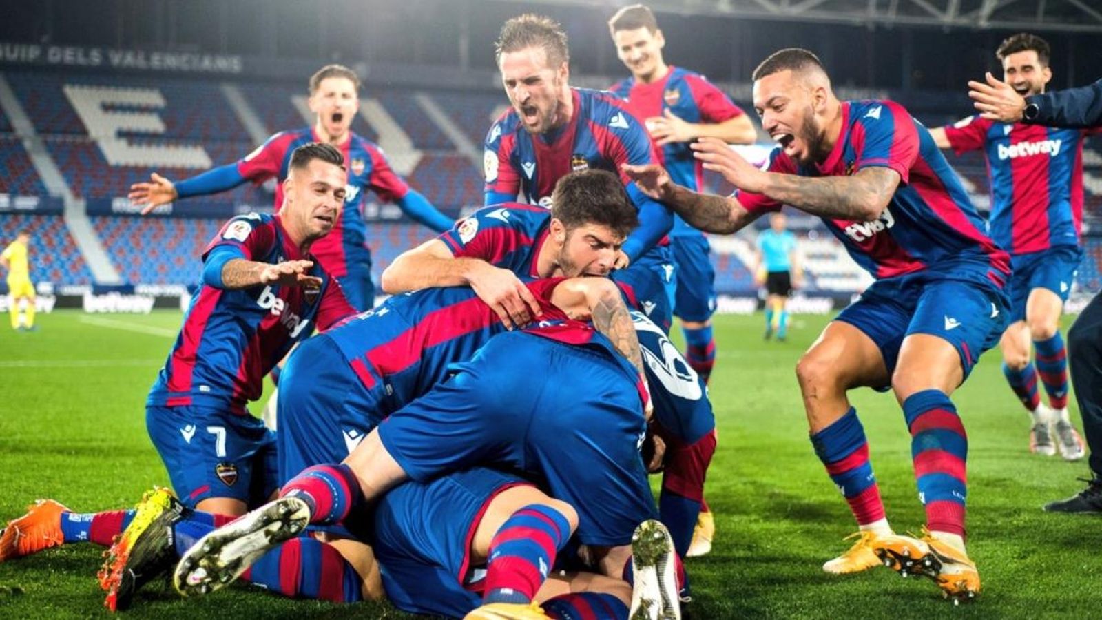 Els jugadors del Llevant celebren el gol que els donava la classificació davant el Vila-real