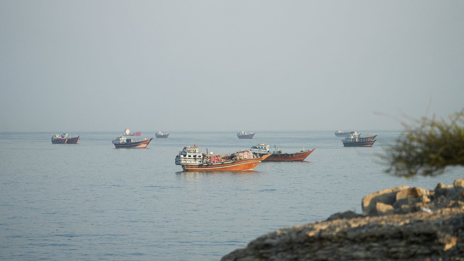 Vaixells a l’estret d’Ormuz, vistos des de Musandam, Oman, el 23 d’octubre