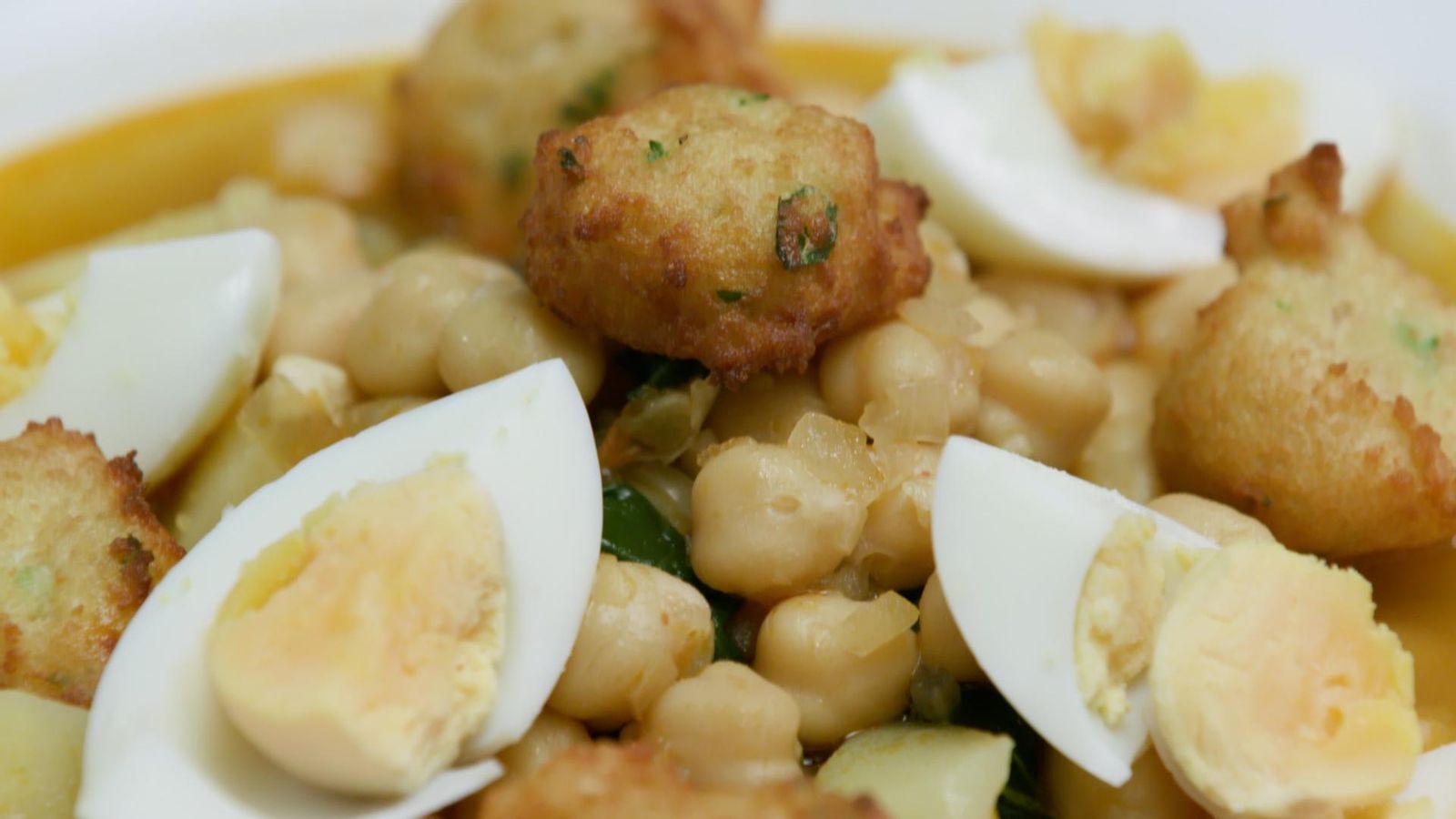 Potatge de cigrons amb panets