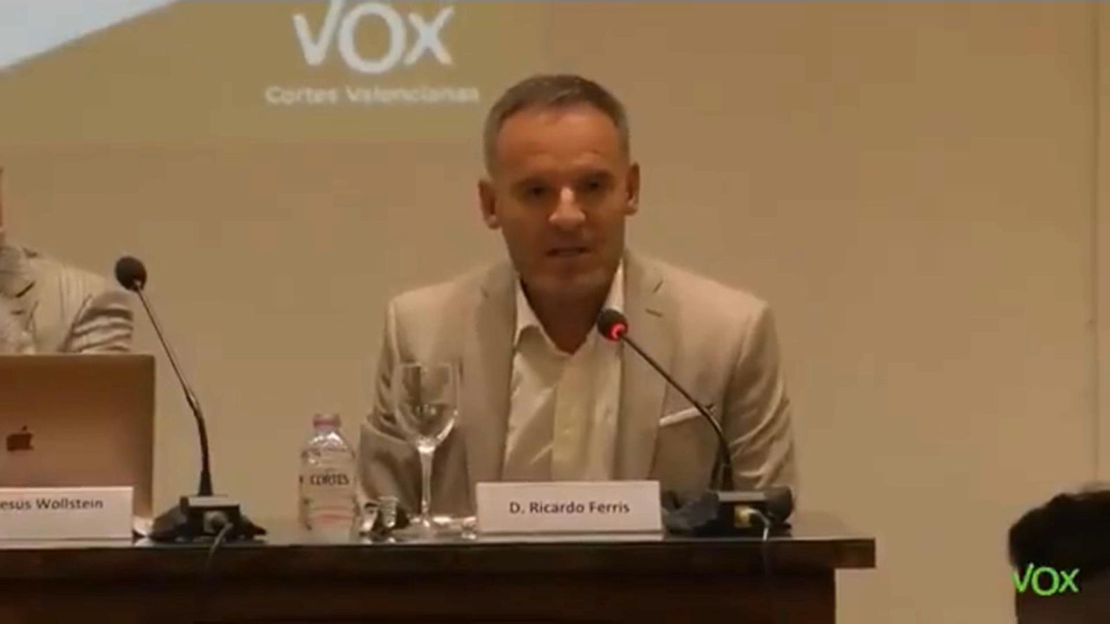 L'inspector apartat, Ricardo Ferris, en l'acte de Vox